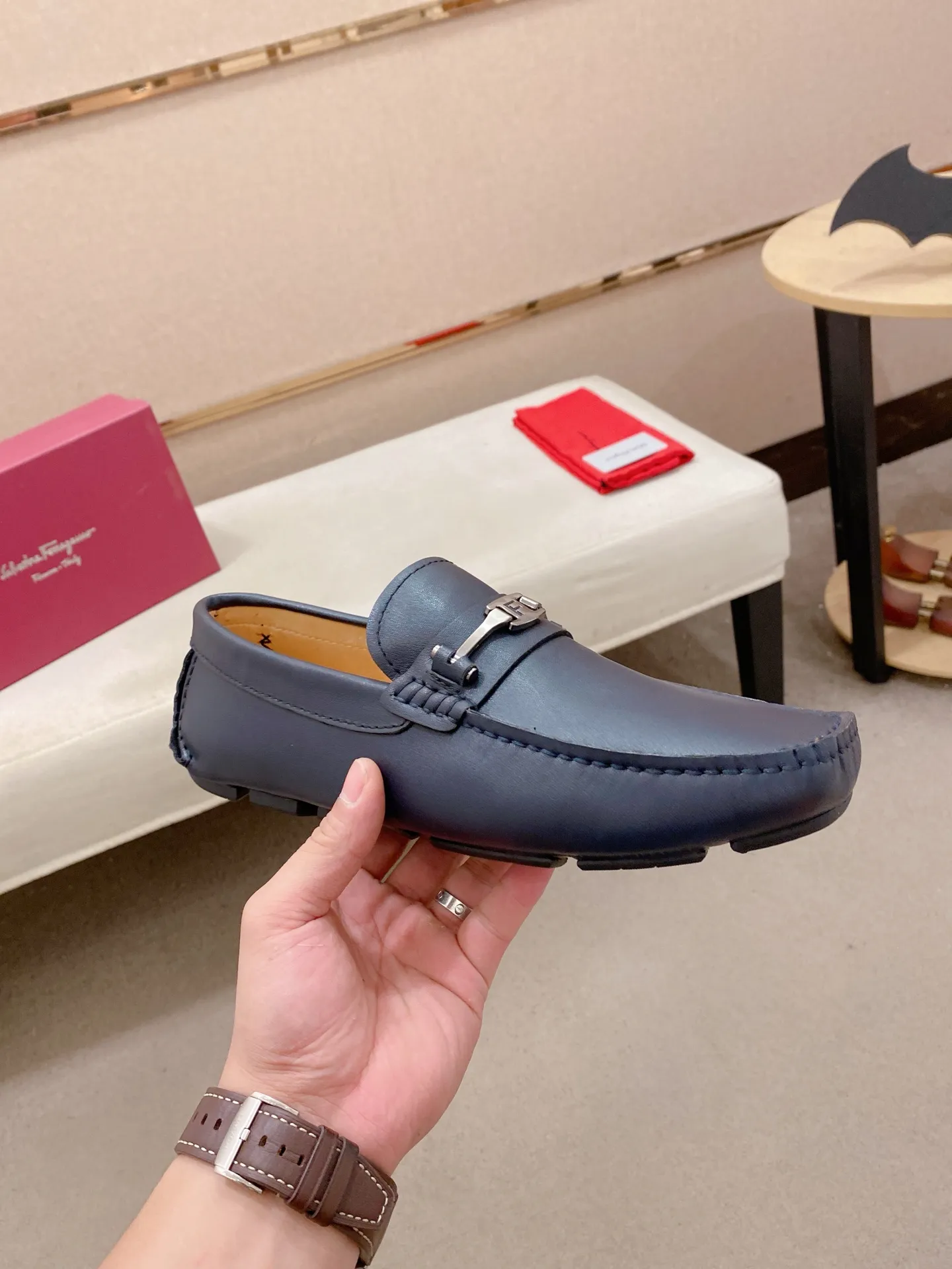 Factory price: 540💰High-end quality! Ferragamo🆕🆕Exclusive hot-selling products in stock🔥🔥New products on the shelves, high-quality Ferragamo men's pea shoes, high-end casual driving shoes, with complete packaging! 💪 💪 Material: imported first-layer cowhide 🐂 + imported high-quality water-dyed cowhide lining + wear-resistant outsole 👍🏻👍🏻 Features: high-end and comfortable, purely handmade 🚀 🚀 Create the perfect shoe that suits you best 🔥 🔥 Size: (38-44) 45 standard size can be customized!